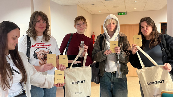 Grupa studentek z gadżetami UniSTART.