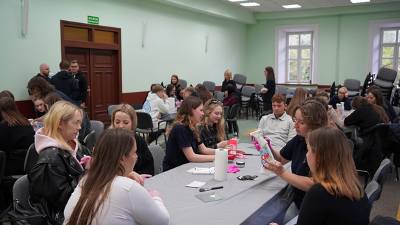 Na zdjęciu znajdują się studenci rozwiązujący zadania podczas zajęć prowadzonych przez Koło Naukowe Prawa Karnego i Kryminologii.