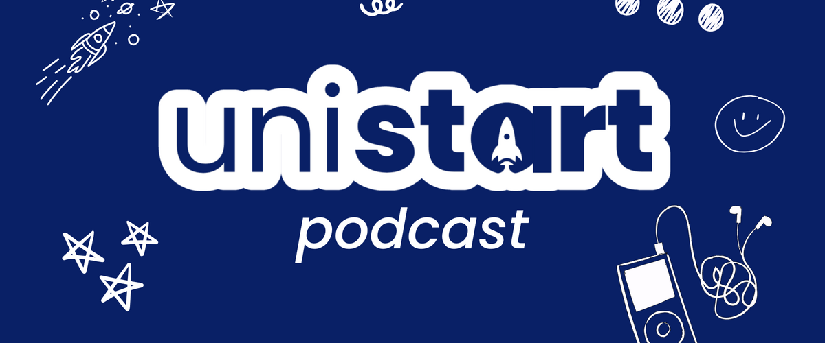 Grafika z napisem "UniStart podcast"