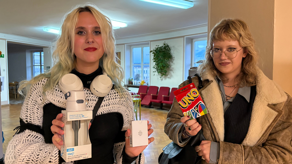 Dwie studentki trzymające gadżety UniSTART oraz Startery Sttudenckie.