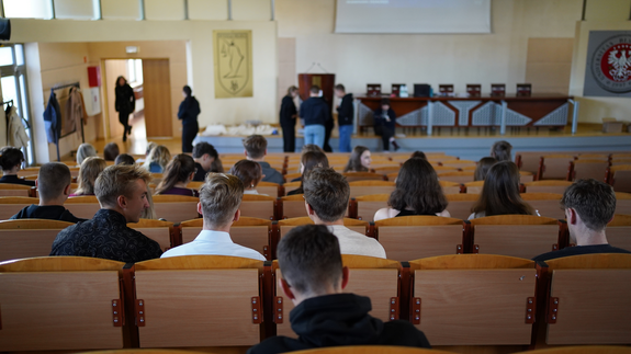 Zdjęcie ze szkoleń, na którym znajdują się studenci siedzący w sali wykładowej.