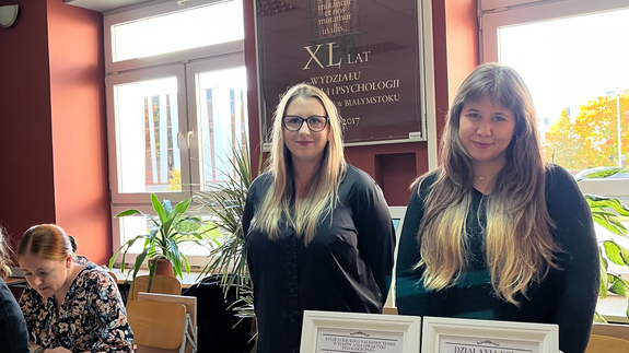 Na zdjęciu znajdują się studentki Koła Naukowego Kreatywności.