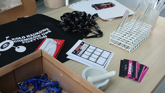 Zdjęcie przyborów Koła Naukowego Chemików UwB "Pozyton".