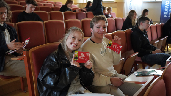 Na zdjęciu znajdują się uśmiechnięta para studentów trzymająca Startery Studenckie.