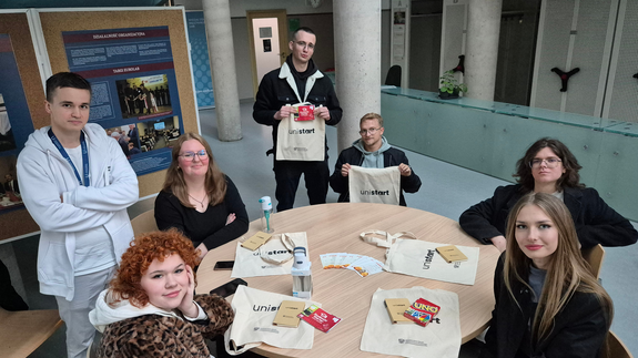 Grupa studentów z gadżetami UniSTART.