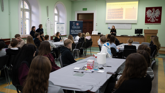 Na zdjęciu znajdują się studenci podczas zajęć prowadzonych przez Koło Naukowe Prawa Karnego i Kryminologii.