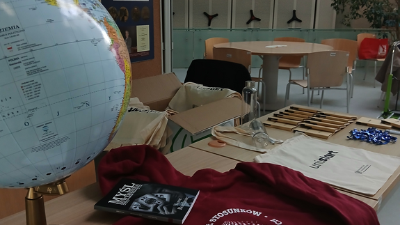 Gadżety UniSTART i Wydziału Stosunków Międzynarodowych.